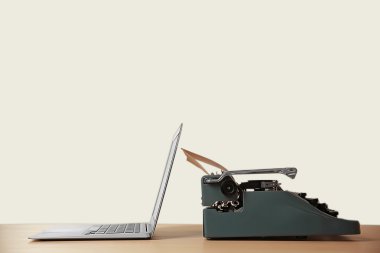 Eski Daktilo ve masa üstünde laptop. Teknoloji ilerleme kavramı