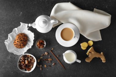 Gri arka plan üzerinde düz içme çay için malzemeler yatıyordu