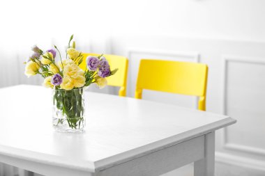 Masaya taze eustoma çiçek buketi