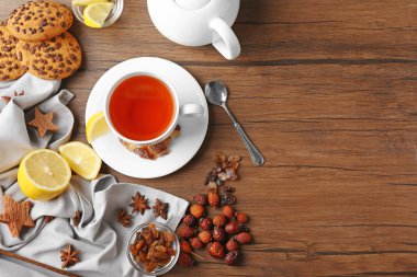 Malzemeler ahşap arka planda, düz içme çay için lay