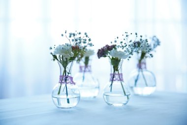 Mini cam vazo ile masaya çiçek