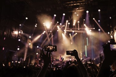 Kalabalık bir açık hava konserinde