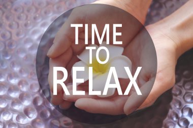 Metin için zaman dinlenmek ve arka plan üzerinde güzel çiçek ile eller.