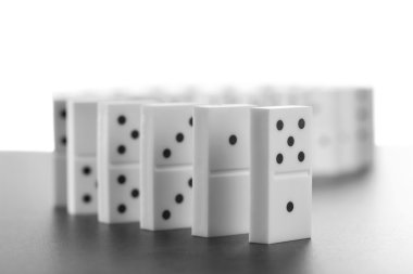 Çizgi gri arka plan üzerinde duran Domino