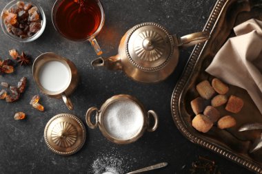 Gri arka plan üzerinde düz içme çay için malzemeler yatıyordu