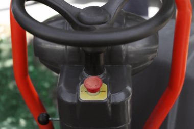 Durdur düğmesi yol silindiri, closeup direksiyon altında