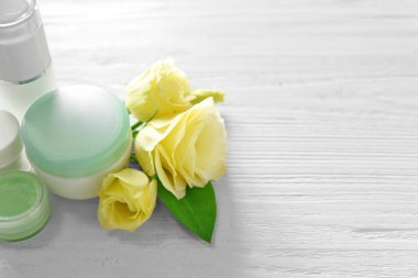 Kozmetik Şişeler ve eustoma açık ahşap renkli çiçekleri