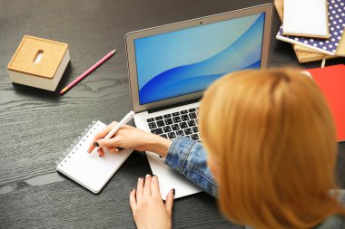 Ofis Masası, dizüstü bilgisayar üzerinde çalışan kadın