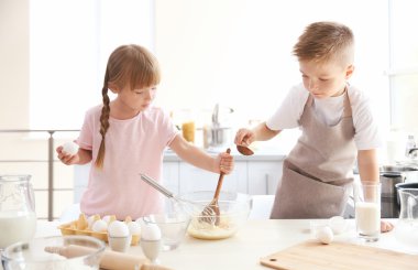 erkek ve kız hamur yapma