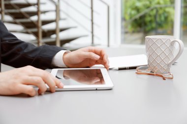 Ofiste tablet ile işadamı