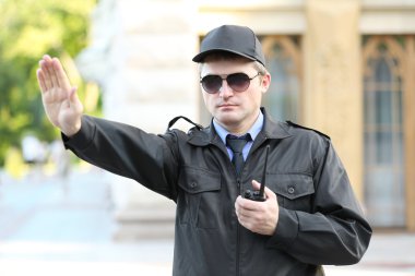 erkek güvenlik görevlisi 