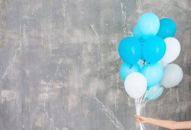 Birçok renkli balon tutan kadın