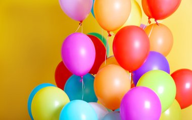 renkli doğum günü balonları 