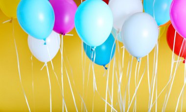 renkli doğum günü balonları 