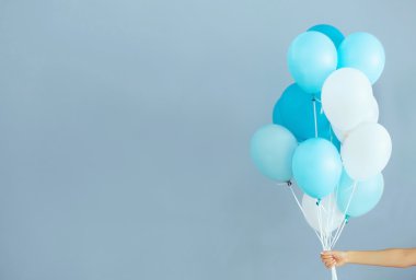Birçok renkli balon tutan kadın