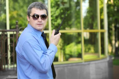 erkek güvenlik görevlisi 