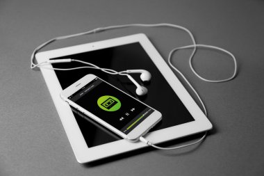 Tablet, akıllı telefon ve kulaklık gri arka plan üzerinde
