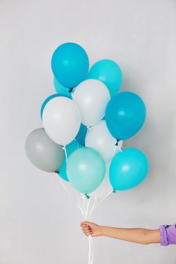 Birçok renkli balon tutan kadın