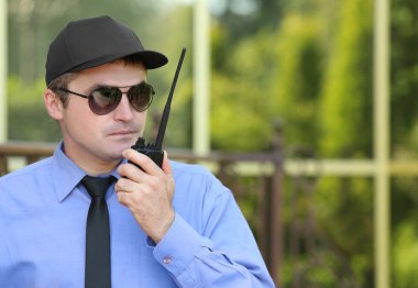 erkek güvenlik görevlisi 