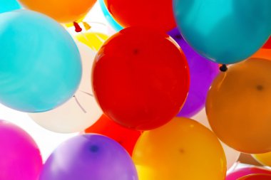 renkli doğum günü balonları 