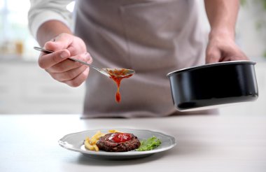 Şef Aşçı hazırlanıyor gıda