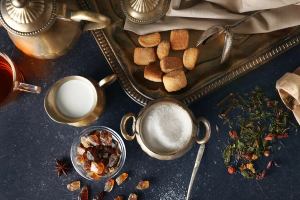Położyć składniki na herbatę do picia na szarym tle, płaskie — Zdjęcie stockowe