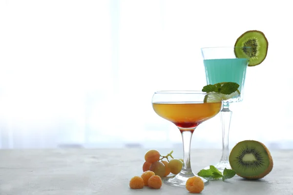 Leckere Cocktails mit Kiwi und Beeren auf grauem Tisch — Stockfoto