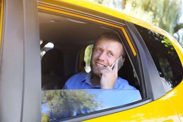 Beau Homme Parlant Téléphone Dans Voiture — Photo