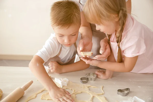 Мать и дети пекут печенье — стоковое фото