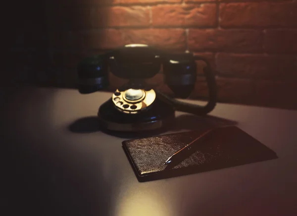 Teléfono antiguo en la mesa —  Fotos de Stock