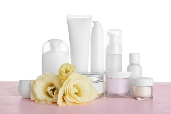 Különböző kozmetikai palackok és eustoma virágok táblázat — Stock Fotó