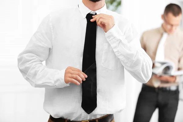 Mann Passt Lederkrawatte Büro — Stockfoto