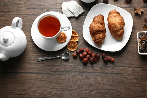 Ingrediënten voor thee drinken op houten achtergrond, plat leggen — Stockfoto