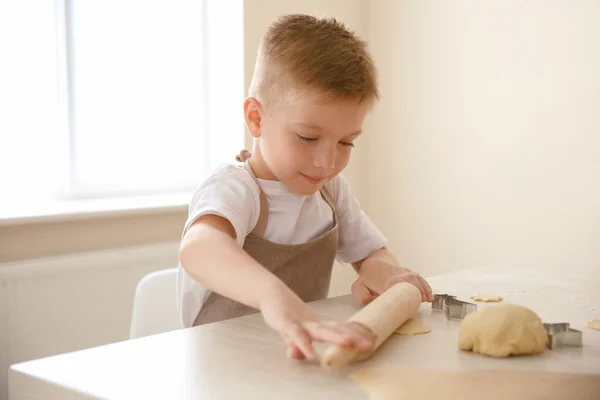 Liten Pojke Att Göra Kex Kök — Stockfoto