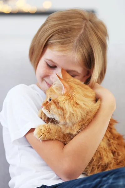 Flicka med röd fluffig katt — Stockfoto