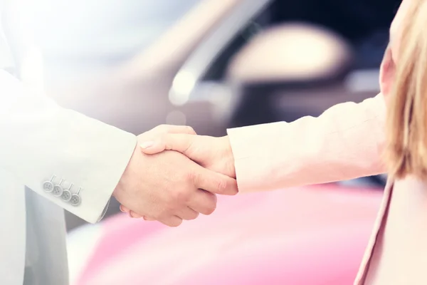 Customer and salesman shaking hands. — Stock Photo, Image