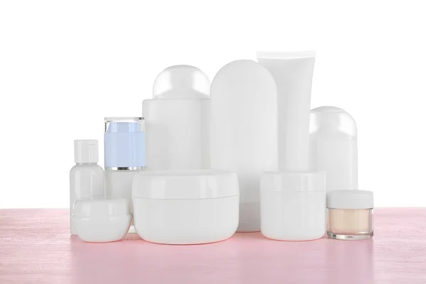 Tábla fehér háttér a különböző kozmetikai palackok — Stock Fotó