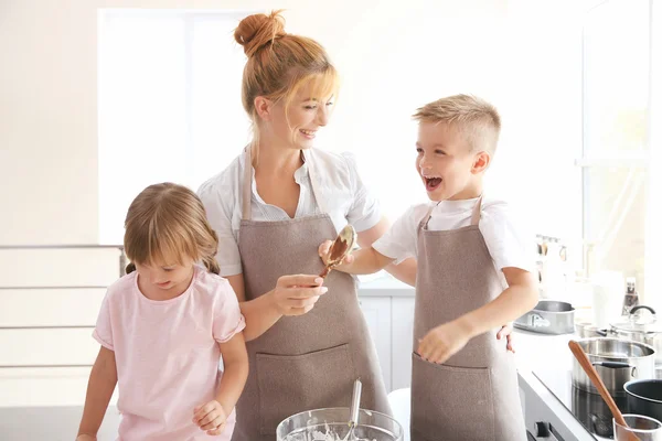 Matka i dzieci wyrabiania ciasta — Zdjęcie stockowe