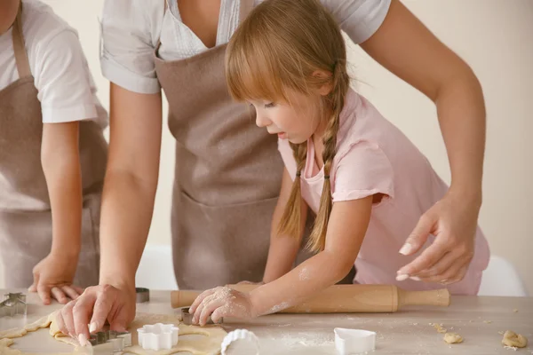 Madre con niños haciendo galletas —  Fotos de Stock