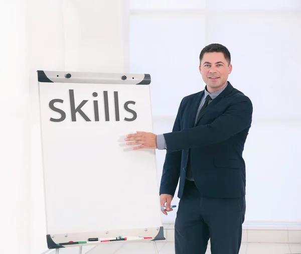 Fähigkeiten. Businesstrainerin hält Vortrag auf Whiteboard — Stockfoto