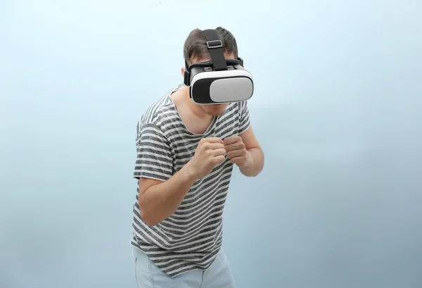 Joven con gafas de realidad virtual — Foto de Stock