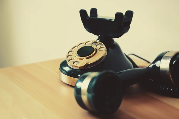 Old telephone on table, closeup — ストック写真