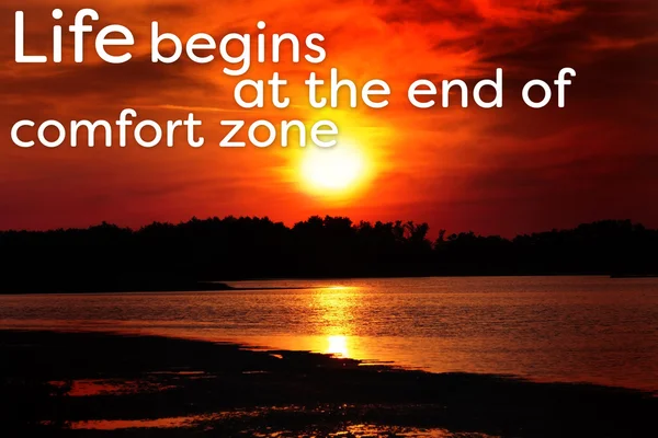 Comfort zone concept. Prachtige glanzende zonsondergang op bay — Stockfoto