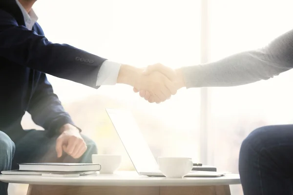 Two men shaking hands in cafe — Stock Photo, Image