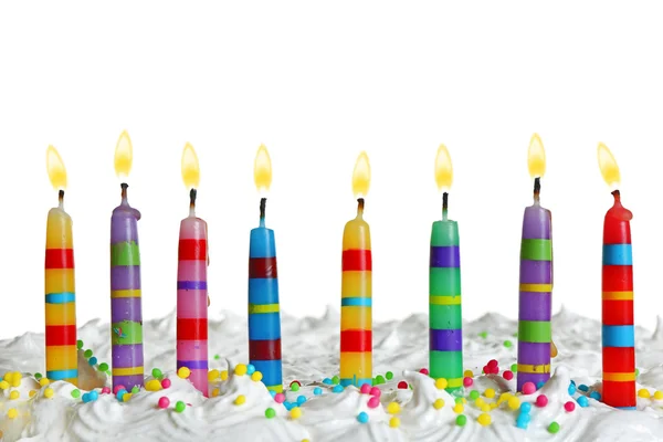 Velas en pastel de cumpleaños, aisladas en blanco — Foto de Stock