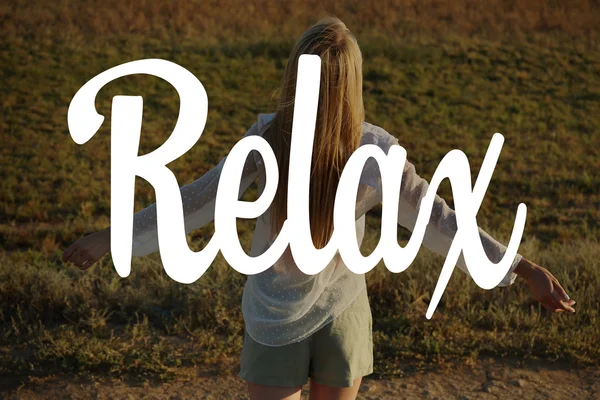 Слово Relax Молодая Женщина Наслаждаются Свободой — стоковое фото