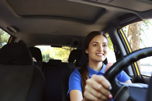 美しい女性運転の車 — ストック写真