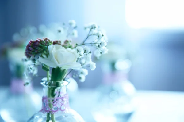 Mini jarrón de vidrio con flores, primer plano — Foto de Stock