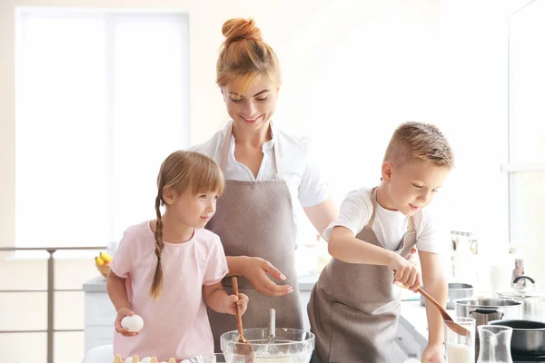 Mãe e filhos fazendo massa — Fotografia de Stock