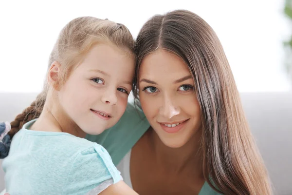 Söt flicka med mamma — Stockfoto